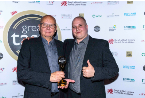 Markku ja Jaakko Ylihärsilä Golden Fork -palkinnon kanssa